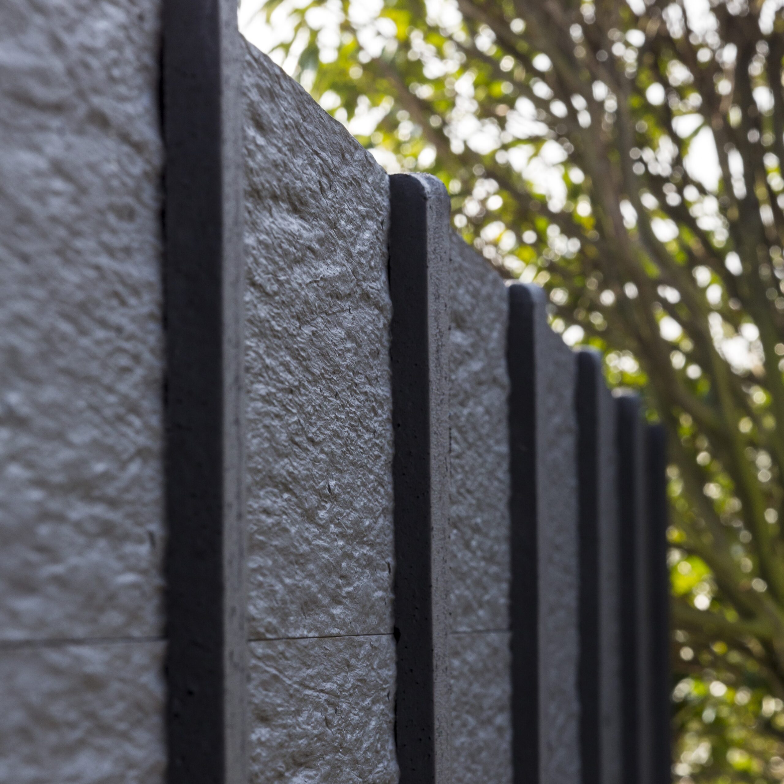 Clôture en béton imitation ardoises noir vendue chez BO Matériaux