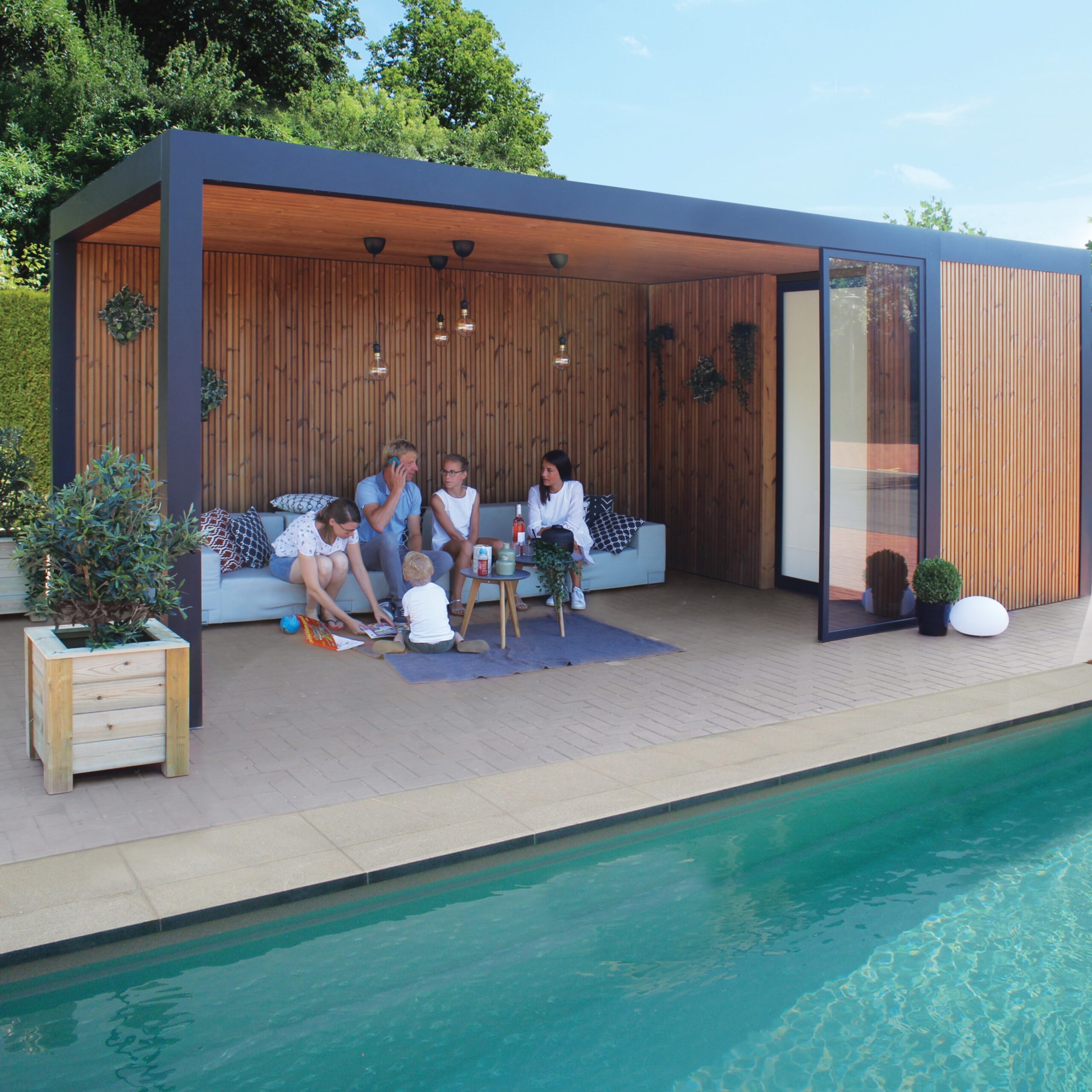 PoolHouse avec son salon de jardin chaleureux de la marque exterior living